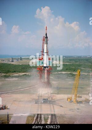 Die NASA Mercury-Redstone 3 Freiheit 7 Raketenstarts von der Cape Canaveral Air Force Station mit den ersten amerikanischen Astronauten Alan Shepard Mai 5, 1961 in Cape Canaveral, Florida. (Foto: NASA Foto über Planetpix) Stockfoto