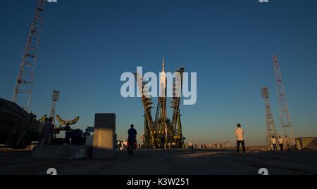 Die servicestruktur Arme niedriger als die Sojus MS-05 Raumschiff bereitet mit Expedition 52 Astronauten auf dem Kosmodrom Baikonur 28. Juli 2017 in Baikonur, Kasachstan in die NASA die Internationale Raumstation zu starten. (Foto von Joel Kowsky über Planetpix) Stockfoto