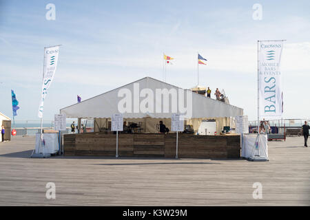 Bar an der Hastings Pier vor einer Boyzone Konzert. Stockfoto