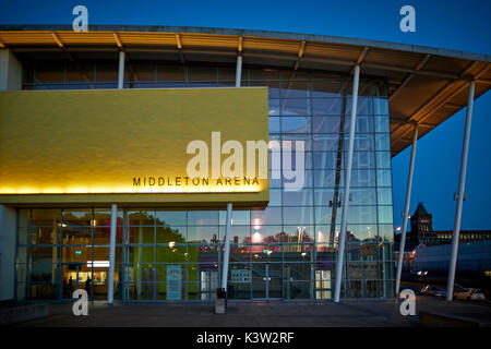 Außenansicht bei Nacht Middleton Arena Kunst und Unterhaltung mit Live Musik, Konzert und Sport Arena einschließlich Swimmingpool Stockfoto