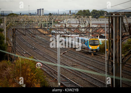 TransPennine Express franchise Eisenbahnlinie von Ardwick führt zu Manchester Piccadilly Kopfbahnhof auf der West Coast Main Line WCML Stockfoto