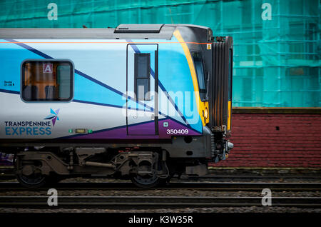 TransPennine Express mehrere Einheiten franchise Eisenbahnlinie von Ardwick führt zu Manchester Piccadilly Station verschieben entlang West Coast Main Line W Stockfoto