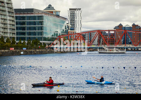 Regeneration werftenbereich MediaCityUk in Salford Quays Gtr Manchester, Wassersport Kanusport bei Huron Becken mit dem Detroit Brücke Stockfoto