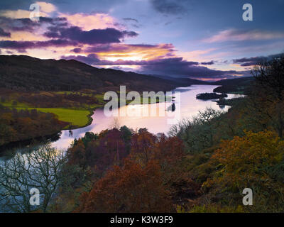 Ein Herbst Blick auf Loch Tummel, Perthshire, Schottland bei Sonnenuntergang Stockfoto