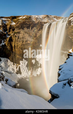 Skògafoss Wasserfall im Winter, South Island, Europa Stockfoto