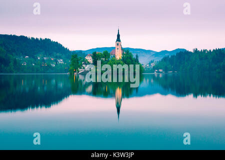 Bled See, Slowenien. Eine zauberhafte und unvorhergesehene Sonnenaufgang über der nebligen Insel Stockfoto