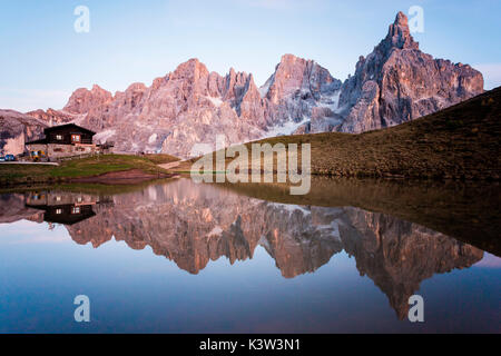 Dolomiten Alpen, Pale di San Martino auf dem Wasser spiegelt, Baita Segantini, Trentino Alto Adige, Italien Stockfoto