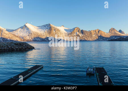 Panorama von Mefjordvaer mit sonnigen Gipfeln. Mefjordvaer, Mefjorden, Senja, Norwegen, Europa. Stockfoto