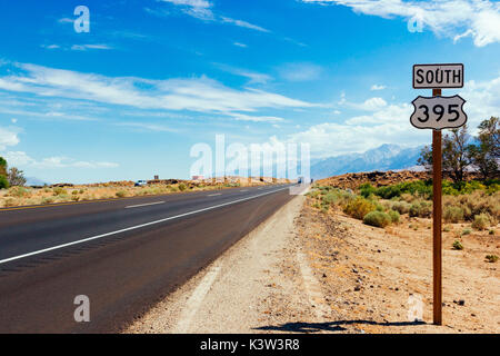 Death Valley Nationalpark, Kalifornien, USA. Highway 190, Blick auf die Kurven und Dünen an einem heißen Sommertag Stockfoto