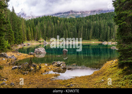 Carezza See, Provinz Bozen, Trentino Alto Adige, Italien. Stockfoto