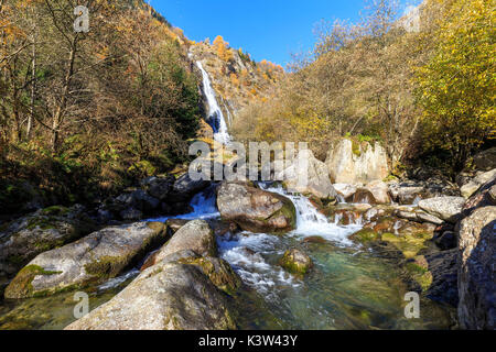 Partschins Wasserfall mit Farben des Herbstes. Partschins, Val Venosta, Alto Adige/Südtirol, Italien, Europa Stockfoto