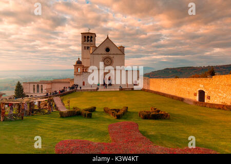 Europa, Italien, Perugia, Assisi Stadtviertel. Die Basilika des Hl. Franziskus bei Sonnenuntergang Stockfoto