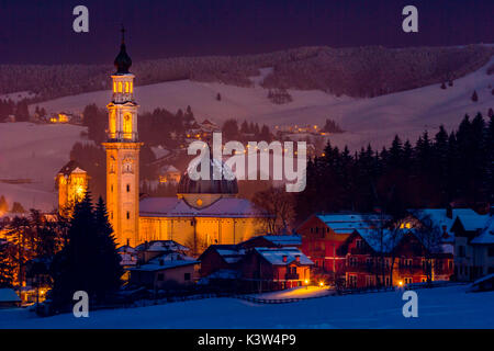 Stadt, Hochebene von Asiago in der Provinz Vicenza, Venetien, Italien. Kathedrale des Heiligen Matteo in der Nacht. Stockfoto