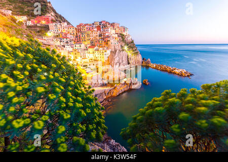 Manarola, Cinque Terre, Ligurien, Italien. Sonnenuntergang über der Stadt aus, Blick von einem Aussichtspunkt Stockfoto