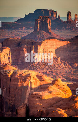 Utah - Grenze Ariziona, Panorama des Monument Valley aus einem entfernten Standpunkt, bekannt als The Hunt Mesa Stockfoto