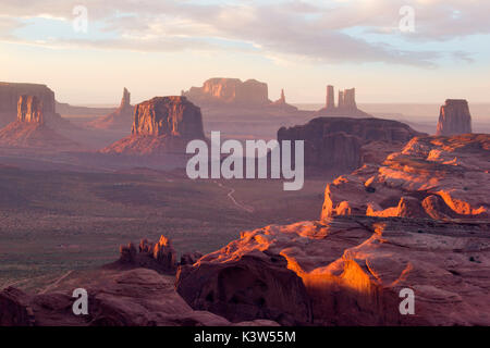 Utah - Grenze Ariziona, Panorama des Monument Valley aus einem entfernten Standpunkt, bekannt als The Hunt Mesa Stockfoto