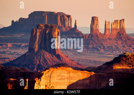 Utah - Grenze Ariziona, Panorama des Monument Valley aus einem entfernten Standpunkt, bekannt als The Hunt Mesa Stockfoto