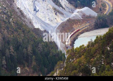 Der rote Zug fährt entlang des Rheins, die im Laufe der Jahrhunderte eine tiefe Schlucht gegraben hat. Rhein Schlucht (ruinaulta), Flims, Landquart, Graubünden, Schweiz, Europa Stockfoto