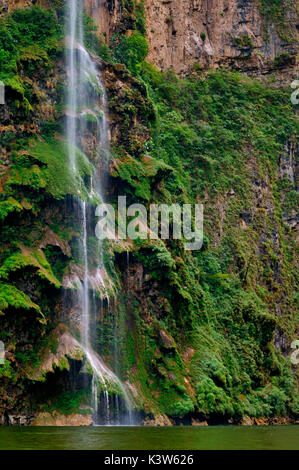 Wasserfall im Sumidero Canyon, in der Nähe von Tuxtla Gutiérrez in Chiapas, Mexiko. Stockfoto