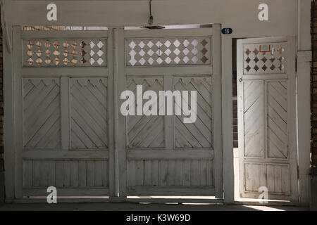 Traditionelle Häuser in Usbekistan sind mit Toren, die helfen, den Innenhof von der Straße abzuschirmen. Stockfoto