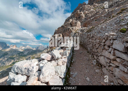 Europa, Italien, Dolomiten, Venetien, Belluno. Schützengräben aus dem Ersten Weltkrieg auf dem Berg Paterno. Stockfoto