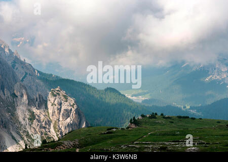 Europa, Italien, Venetien, Belluno. Misurina See und die Berge rund um den Weg, in der Nähe von Auronzo Hütte im Tre Cime di Lavaredo Stockfoto