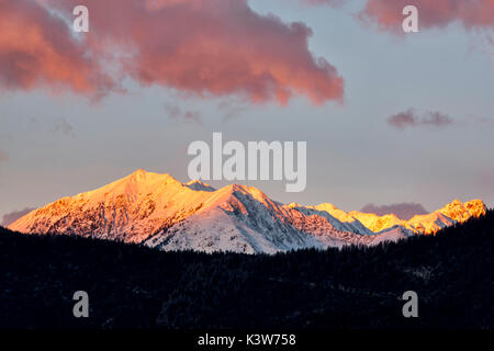 Italien, Trentino Alto Adige, Nonstal, Dawn auf Maddale Gruppe in einem Wintertag. Stockfoto