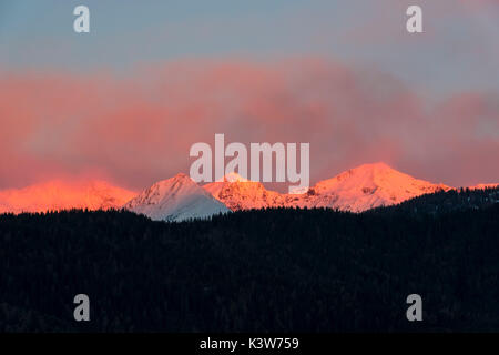 Italien, Trentino Alto Adige, Nonstal, Dawn auf Maddale Gruppe in einem Wintertag. Stockfoto