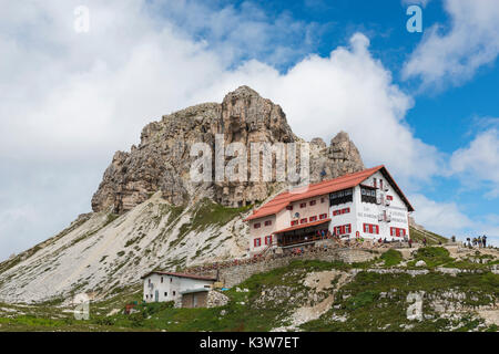 Trentino Alto Adige, Italien, Europa Park der Tre Cime di Lavaredo, Zuflucht Locatelli während einen Tag mit Wolken. Stockfoto