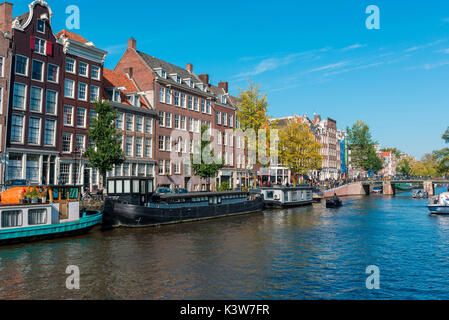 Amsterdam, Niederlande, Europa. Traditionelle alte Gebäude in den Kanal wider. Stockfoto