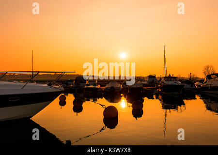 Italien, Venetien, Gardasee, Sonnenuntergang am Hafen von Peschiera del Garda entfernt. Stockfoto