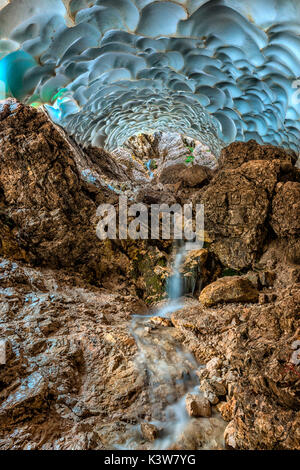 Italien, Venetien, Cortina d'Ampezzo, Sorapiss See, in einer Eishöhle durch Wasser geschnitzt. Stockfoto