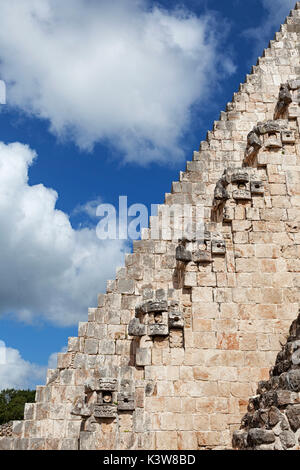 Pyramide des Zauberers, Uxmal Ausgrabungsstätte, Yucatan, Mexiko. Stockfoto