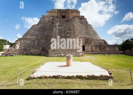 Pyramide des Zauberers, Uxmal Ausgrabungsstätte, Yucatan, Mexiko. Stockfoto