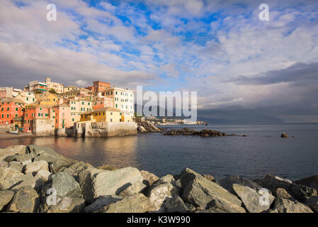 Anzeigen von Boccadasse, Genua, in einen schönen Tag. Dieser Teil der Stadt ist sehr schön, alt und Ausflugsziel für Ausländer. Stockfoto