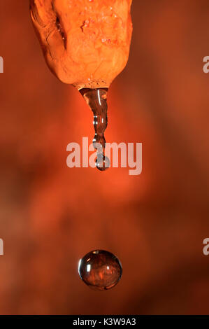 Fallende Tropfen auf einer verlassenen Mine. Graveglia Tal, Genua, Italien, Europa Stockfoto