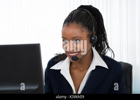 Portrait einer Jungen lächelnd Geschäftsfrau mit Headset Stockfoto