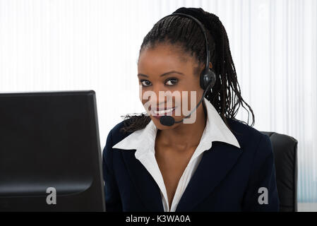 Portrait einer Jungen lächelnd Geschäftsfrau mit Headset Stockfoto