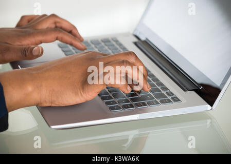 Nahaufnahme der Hand der Person eingeben, die auf Notebook Stockfoto