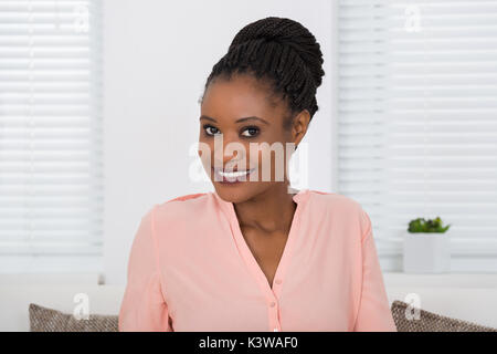 Nahaufnahme von Lächelnden jungen afrikanischen Frau Stockfoto
