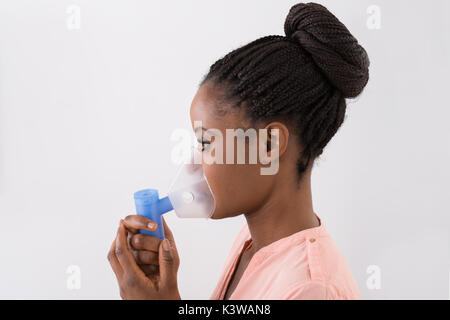In der Nähe der Jugendlichen afrikanische Frau mit Sauerstoff Maske Stockfoto