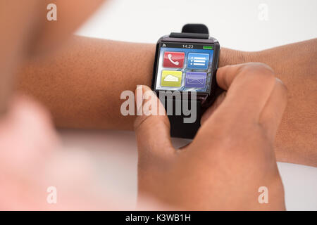 Nahaufnahme von der Person Hand tragen Smartwatch Stockfoto