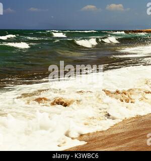 Schöne saubere Meer und Wellen. Sommer Hintergrund für Reisen und Urlaub. Griechenland Kreta.. Tolle Landschaft am Strand. Stockfoto