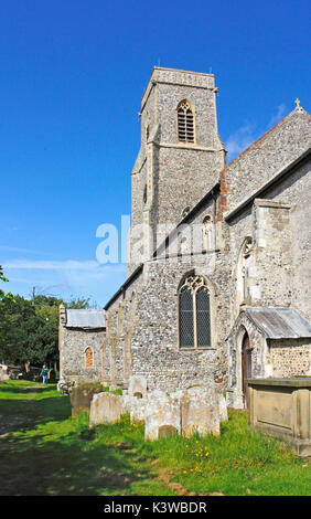 Ein Blick auf die Pfarrkirche St. Botolph in der North Norfolk Dorf trunch, Norfolk, England, Vereinigtes Königreich. Stockfoto