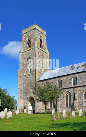 Ein Blick auf die Pfarrkirche St. Botolph in der North Norfolk Dorf Trunch, Norfolk, England, Vereinigtes Königreich. Stockfoto