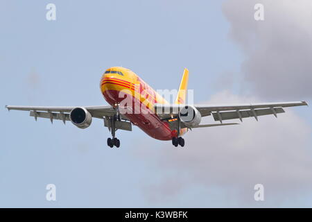 Essen DHL Airbus A300 D-AEAF Landung in London Heathrow Flughafen, Großbritannien Stockfoto