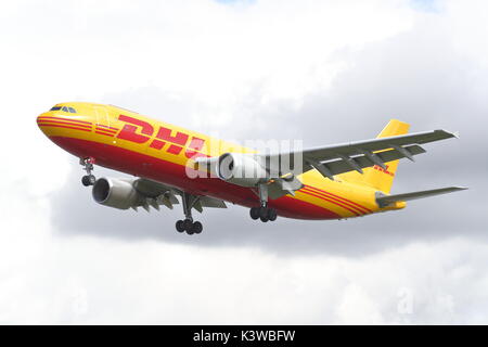 Essen DHL Airbus A300 D-AEAF Landung in London Heathrow Flughafen, Großbritannien Stockfoto