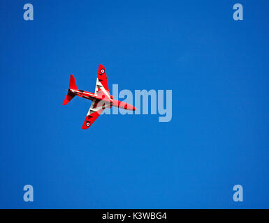 Ein einzelner roter Pfeil, der von der Royal Air Force aerobatic Team brechen und Vorbereitung an der Norwich Flughafen zu landen, nach Anzeige bei clacton Air Show. Stockfoto