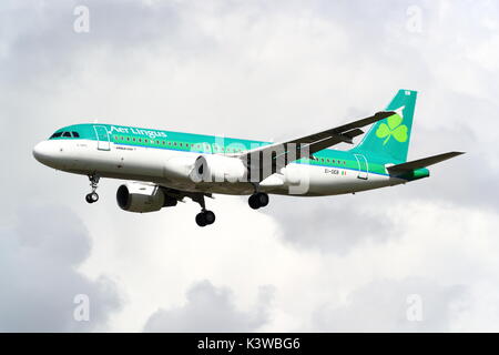 Aer Lingus Airbus A320 EI-DEB Landung in London Heathrow Flughafen, Großbritannien Stockfoto