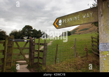 Wegweiser und die Klappe bei Beginn der Pennine Way, einen Wanderweg in Großbritannien Stockfoto